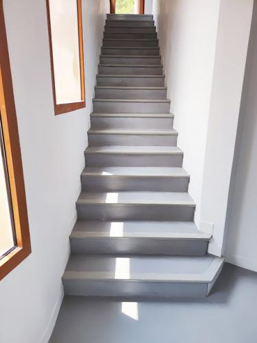 escalier béton ciré gris claire