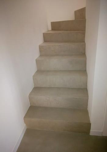 escalier-béton-ciré-maison-artisan-marseille