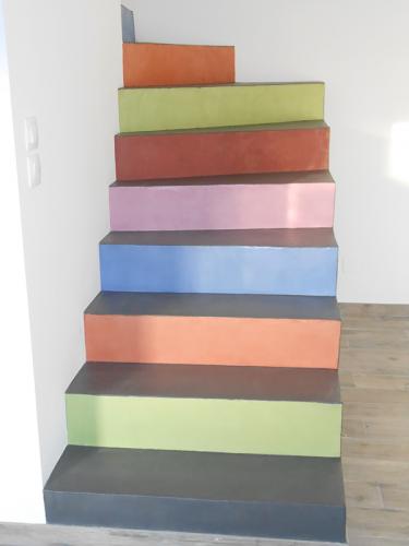 escalier-bétonciré-couleurs-artisan