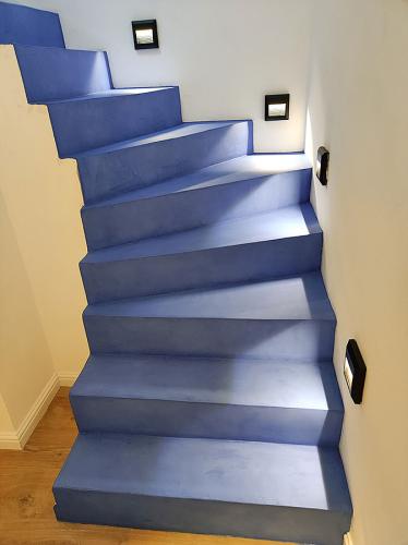 escalier en béton ciré bleu claire khouri