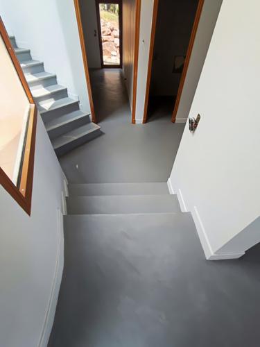 escalier et sol en béton ciré gris clair