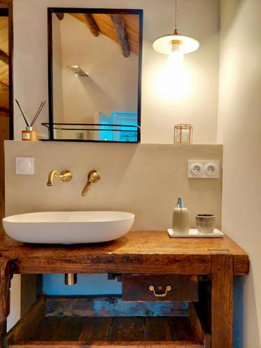 salle de bain beige béton ciré moderne