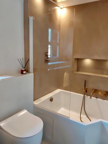 salle de bain sur mesure beige béton ciré claire khouri