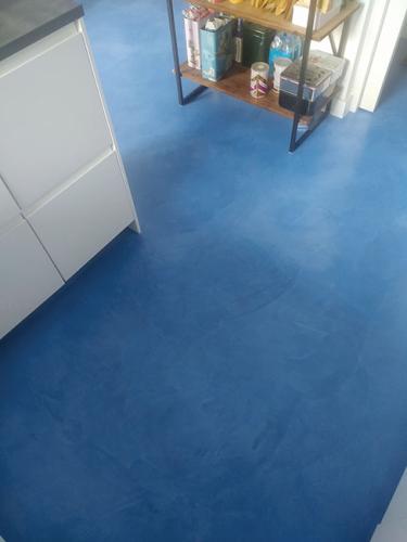 Béton ciré bleu par un artisan Marseille