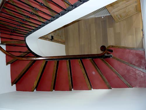 escalier beton cire rouge avec nez de marche