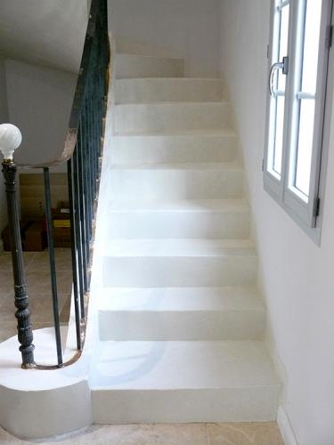 escalier-bétonciré-blanc-artisan-marseille